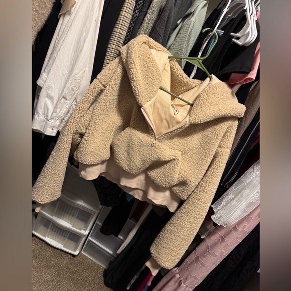 ROAM FUZZY PULLOVER NUDE
FAUX SHEARLING - Picture 4 of 7